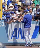 　サインの求めに応じる佐々木（共同）