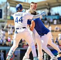 　キケ・ヘルナンデスに抱きつかれ笑みを浮かべるフリーマン（ロサンゼルス・ドジャース提供）