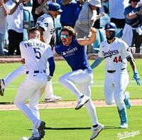 　フリーマンに抱きつくキケ・ヘルナンデス（ロサンゼルス・ドジャース提供）