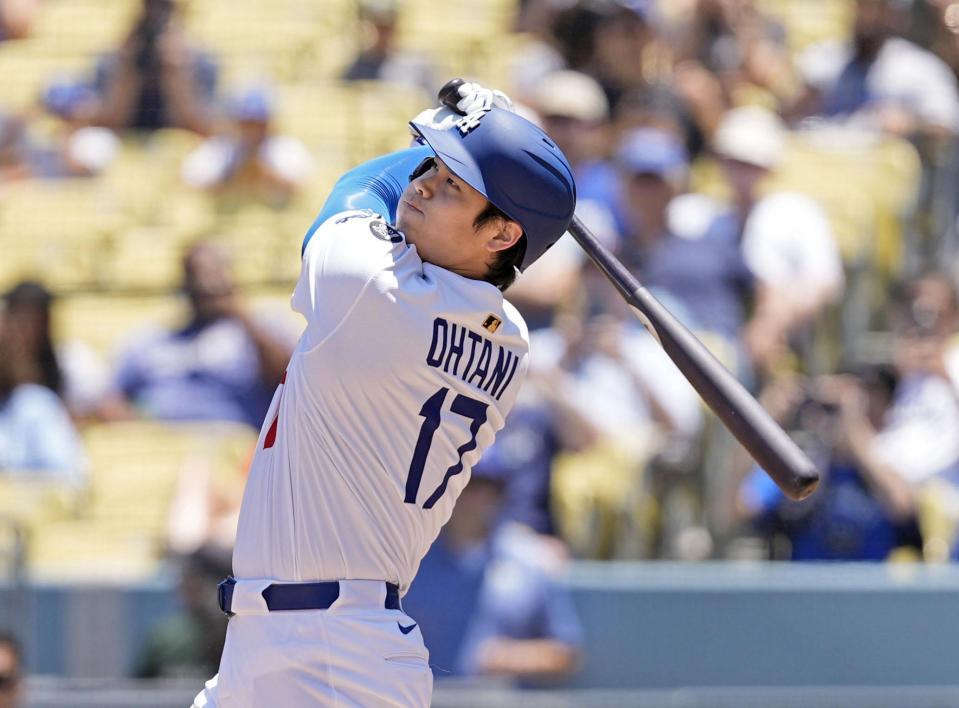 　ツインズ戦の１回、５試合連続本塁打となる３７号ソロを放つ大谷（共同）