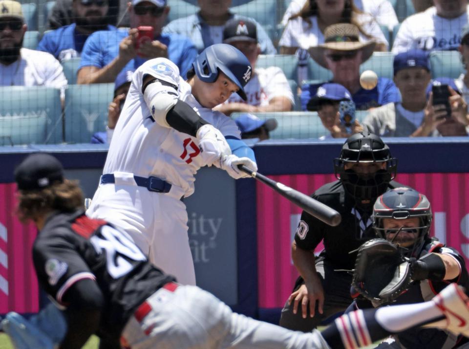 　ツインズ戦の１回、５試合連続本塁打となる３７号ソロを放つ大谷（共同）