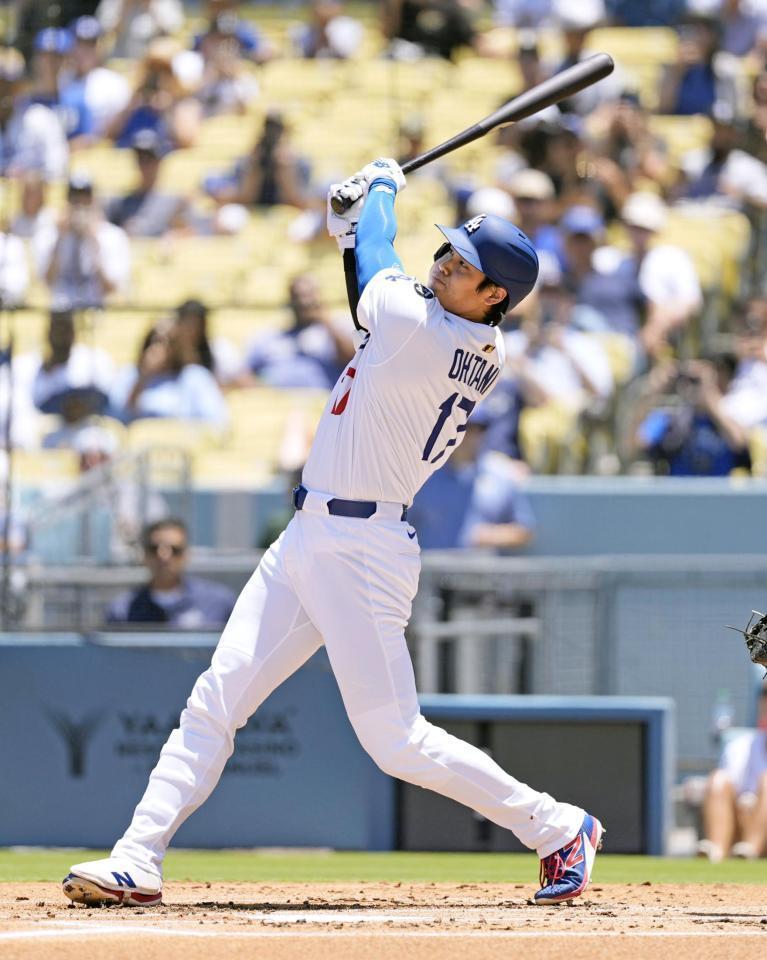 　ツインズ戦の１回、５試合連続本塁打となる３７号ソロを放つ大谷（共同）