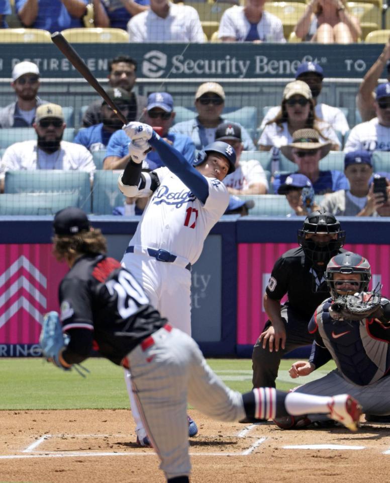 　ツインズ戦の１回、５試合連続本塁打となる３７号ソロを放つ大谷（共同）