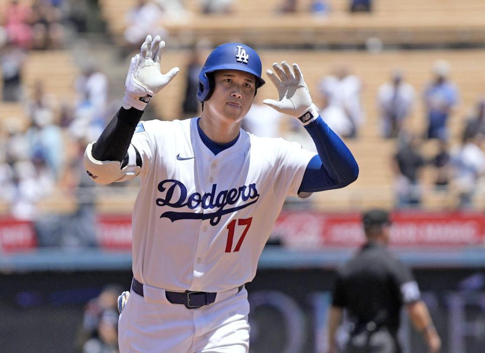 　ツインズ戦の１回、５試合連続本塁打となる３７号ソロを放ち塁を回る大谷（共同）