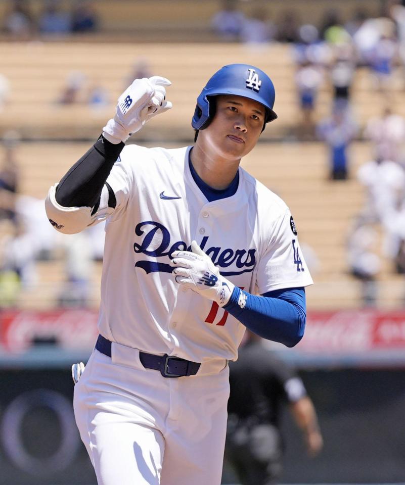 　１回、５試合連続本塁打となる３７号ソロを放ち塁を回る大谷（共同）
