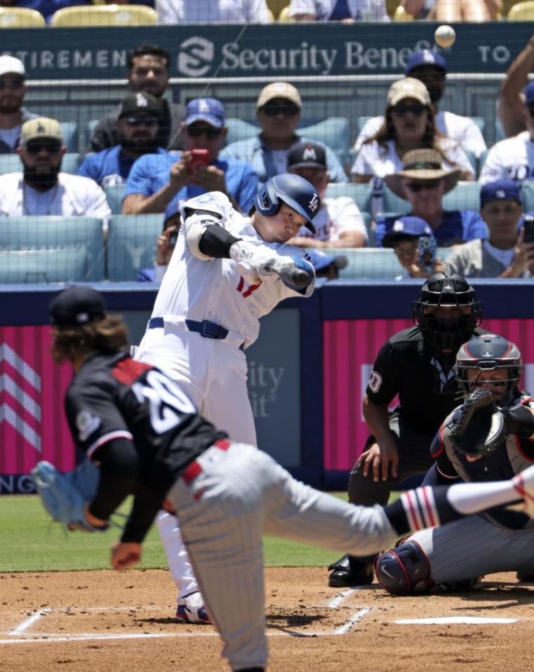 　１回、５試合連続本塁打となる３７号ソロを放つ大谷（共同）