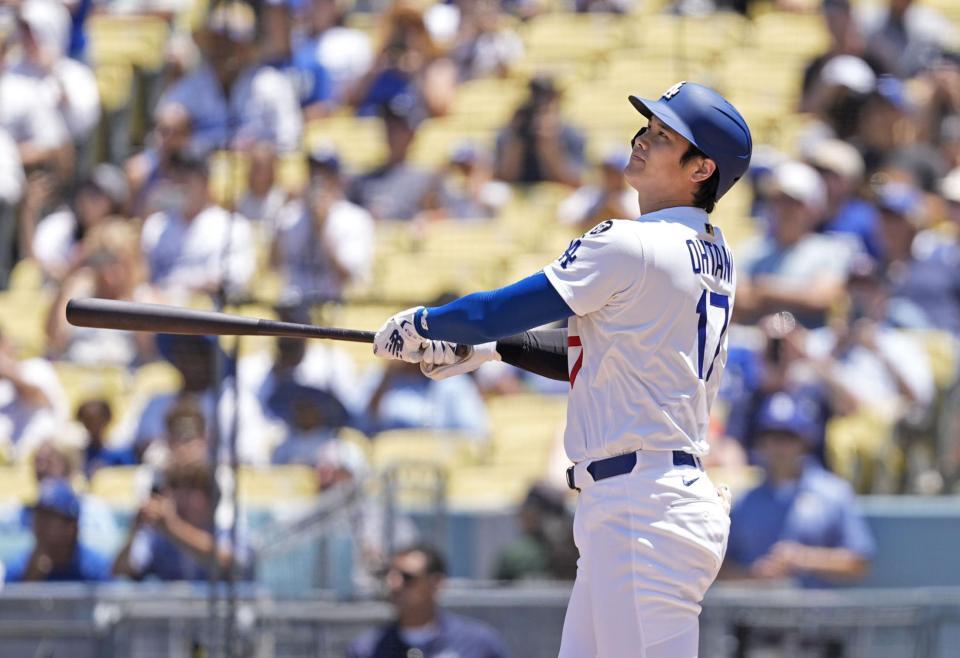 　ツインズ戦の１回、５試合連続本塁打となる３７号ソロを放つ大谷（共同）