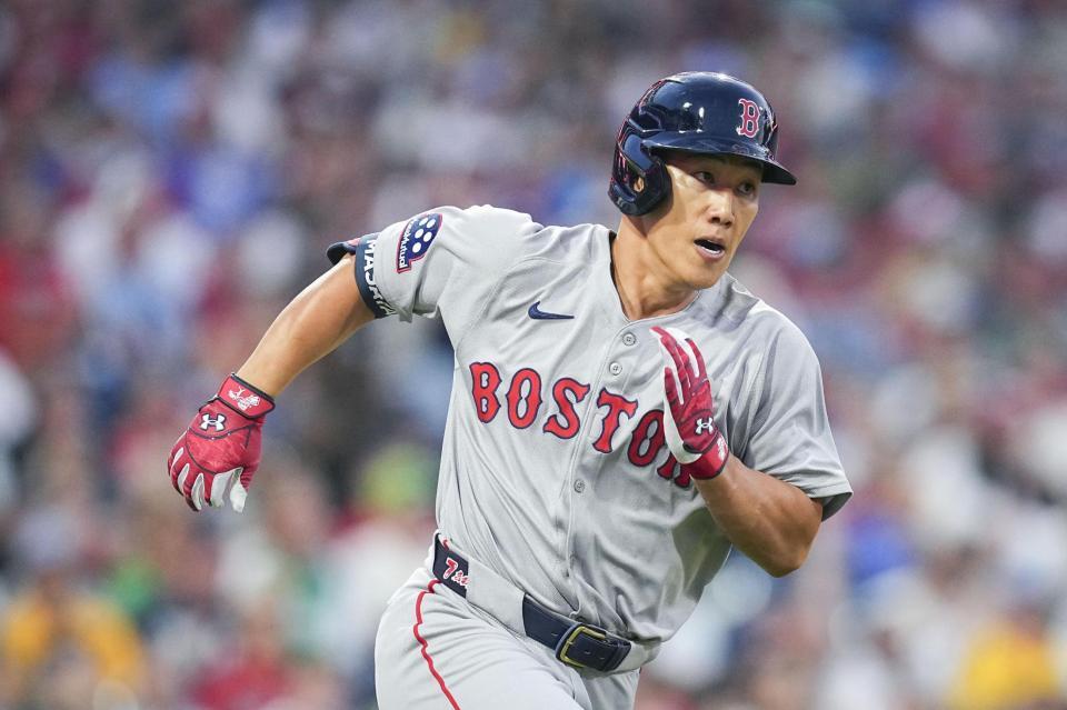 　フィリーズ戦の５回、二塁打を放ち一塁へ走るレッドソックス・吉田＝フィラデルフィア（ゲッティ＝共同）