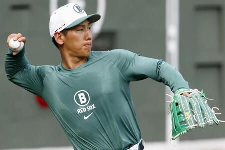 　守備練習する吉田（共同）