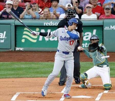 　１回、空振り三振に倒れた大谷（共同）