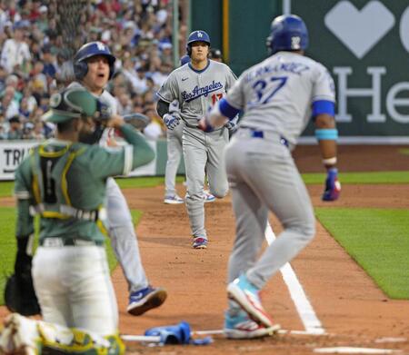 　３回、Ｔ・ヘルナンデスの押し出し四球で本塁へ向かう大谷（奥）＝共同