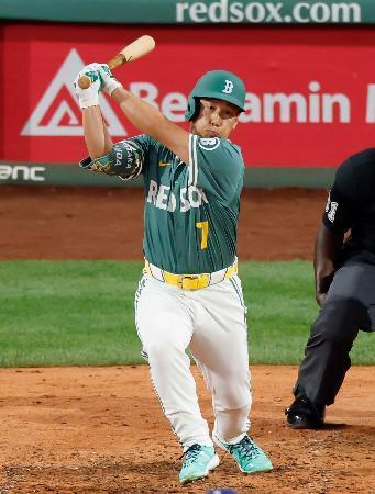 　ドジャース戦の６回、左前打を放つレッドソックス・吉田＝ボストン（共同）