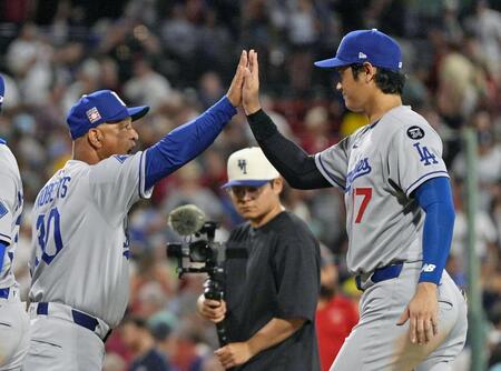 　レッドソックスに勝利し、ロバーツ監督（左）とタッチを交わす大谷（共同）