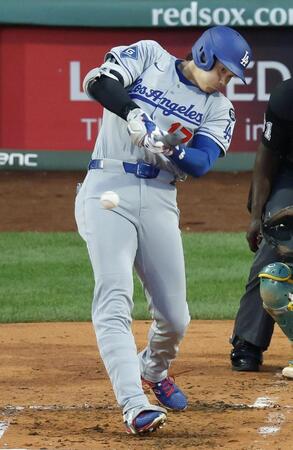 　３回、右前打を放つ大谷（共同）