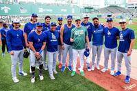 　チャンピオンリングを贈られたビューラーとロバーツ監督、大谷らドジャースナイン（ロサンゼルス・ドジャース提供）