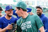 　ビューラーと言葉をかわすロハス（ロサンゼルス・ドジャース提供）