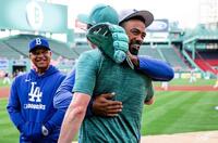 　ビューラーと抱き合うＴ・ヘルナンデス（ロサンゼルス・ドジャース提供）