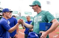 　ビューラーと握手をかわす山本（ロサンゼルス・ドジャース提供）