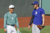 　試合前、談笑する吉田（左）と大谷（共同）