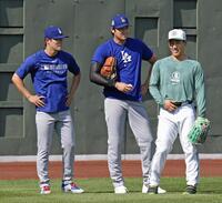 　試合前、談笑する（左から）山本、大谷、レッドソックスの吉田（共同）