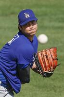 　キャッチボールする大谷（共同）