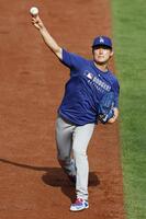 　キャッチボールする山本（共同）