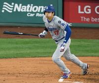 　３回、右前打を放った大谷（共同）