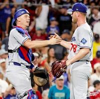 　メジャー初セーブをマークし、スミスとタッチをかわすカスパリウス（ロサンゼルス・ドジャース提供）