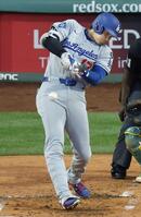 　３回、右前打を放つ大谷（共同）