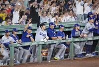 　８回、Ｔ・ヘルナンデスが２ランを放ちベンチで喜ぶ大谷（左から４人目）らドジャースナイン（共同）