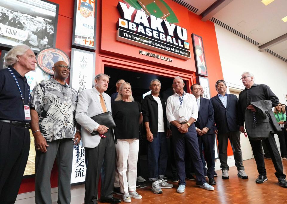 　米野球殿堂博物館の「日米野球展」の開幕式に出席したイチローさん（中央）。右から２人目は野茂英雄さん（共同）