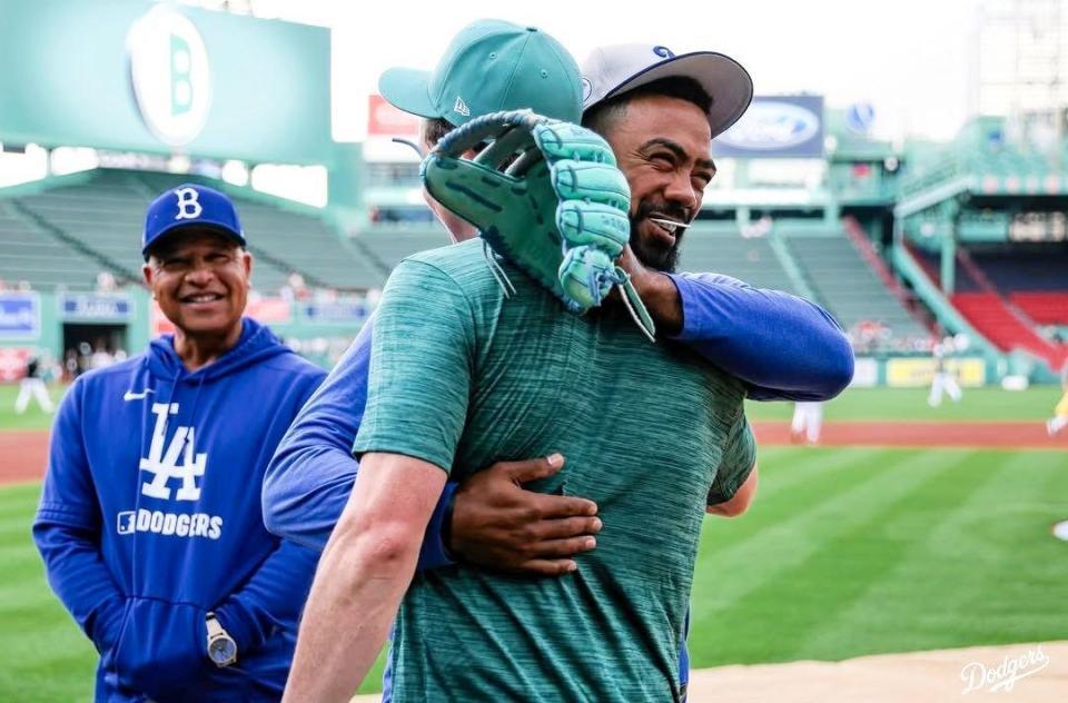 　ビューラーと抱き合うＴ・ヘルナンデス（ロサンゼルス・ドジャース提供）