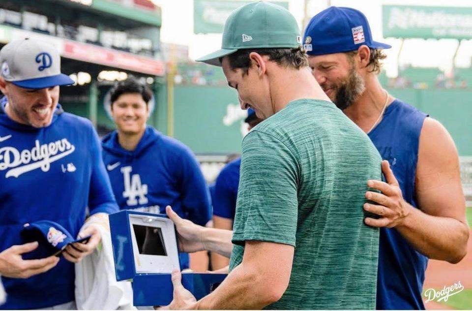 　ビューラーにチャンピオンリングを贈呈したカーショー（ロサンゼルス・ドジャース提供）