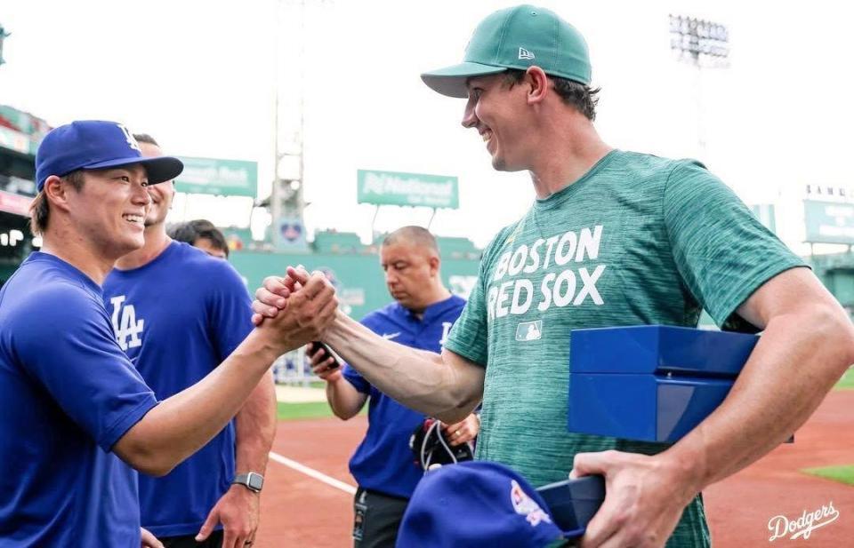 　ビューラーと握手をかわす山本（ロサンゼルス・ドジャース提供）