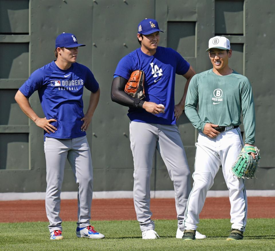　試合前、談笑する（左から）山本、大谷、レッドソックスの吉田（共同）