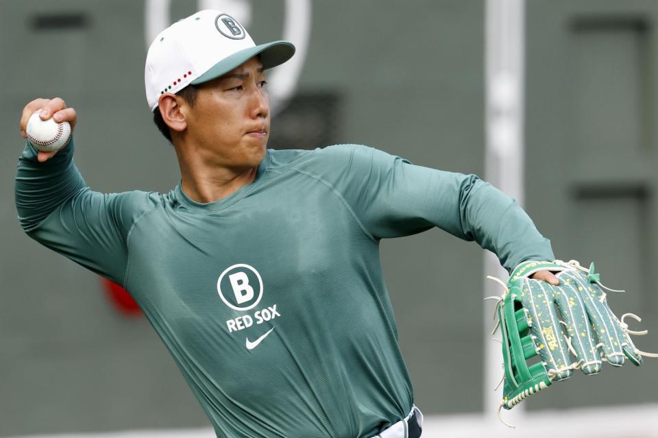 　守備練習する吉田（共同）