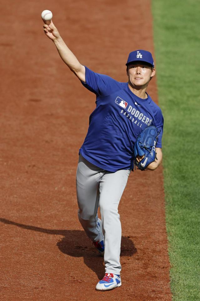 　キャッチボールする山本（共同）