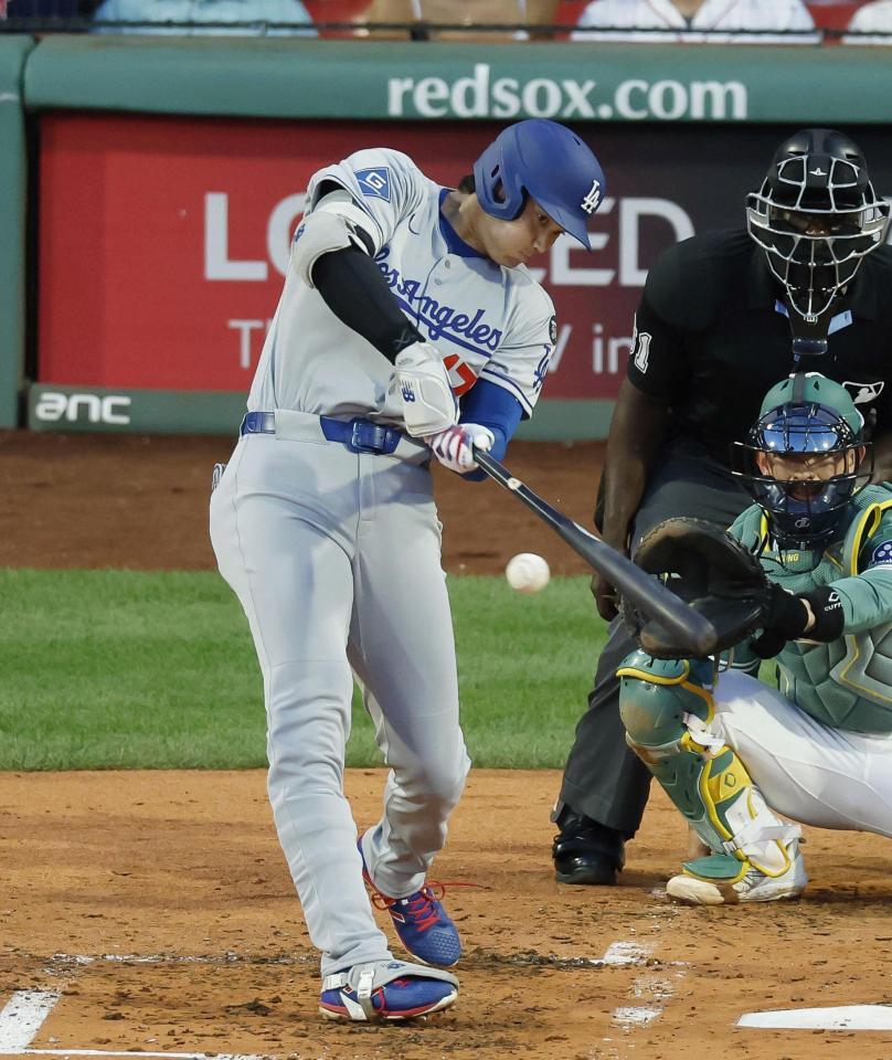 　３回、右前打を放つ大谷（共同）