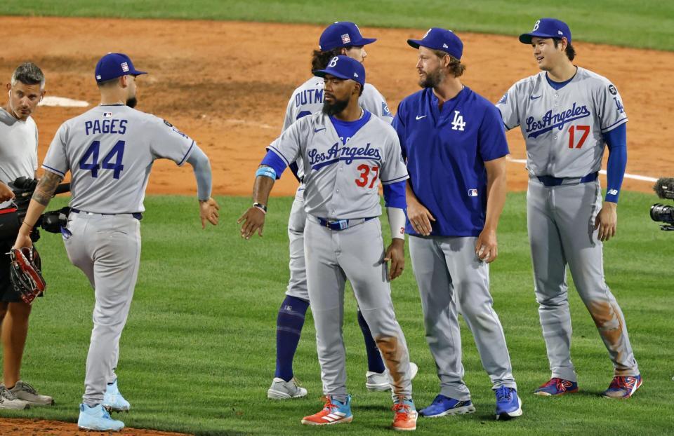 　レッドソックスに勝利し、タッチを交わす大谷（右端）＝共同