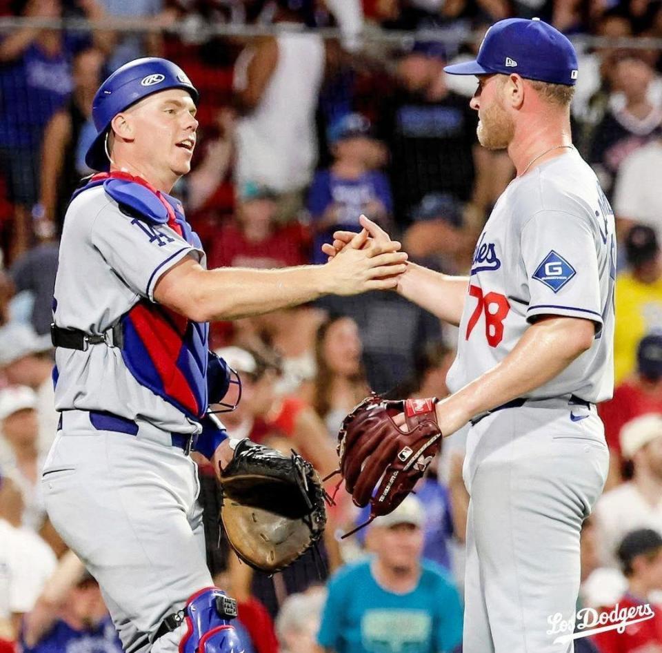 　メジャー初セーブをマークし、スミスとタッチをかわすカスパリウス（ロサンゼルス・ドジャース提供）