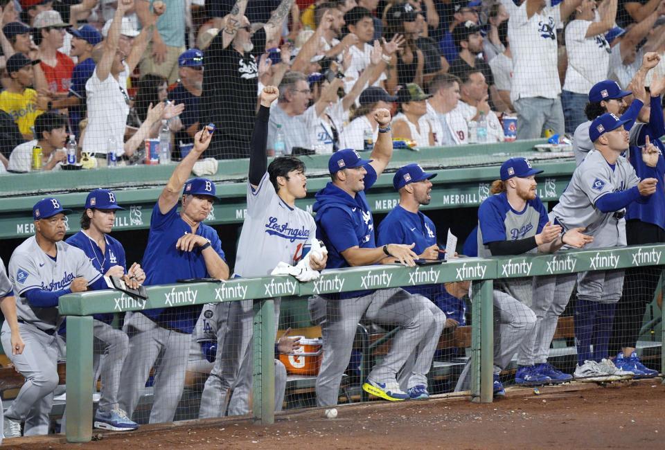　８回、Ｔ・ヘルナンデスが２ランを放ちベンチで喜ぶ大谷（左から４人目）らドジャースナイン（共同）