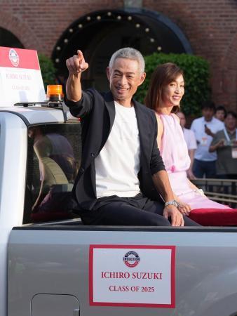 　米国野球殿堂入りを祝うパレードに登場したイチローさんと妻の弓子さん＝２６日、ニューヨーク州クーパーズタウン（共同）