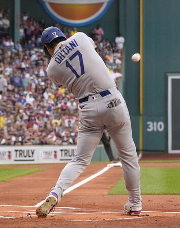 　１回、38号となる先頭打者本塁打を放つ大谷（共同）