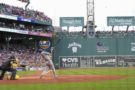 　１回、38号となる先頭打者本塁打を放つ大谷（共同）