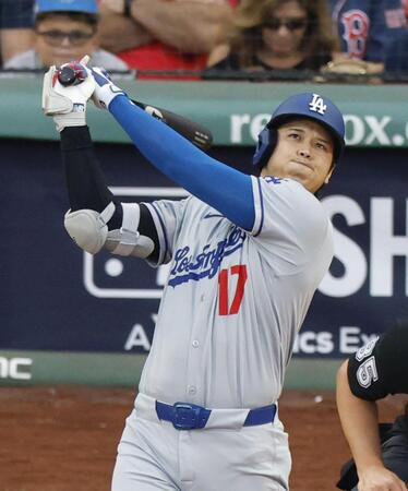 　１回、38号となる先頭打者本塁打を放つ大谷（共同）