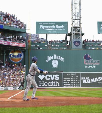 　１回、38号の先頭打者本塁打を放ち、打球の行方を追う大谷（共同）