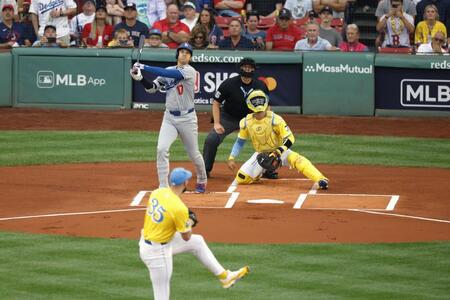 　１回、38号となる先頭打者本塁打を放つ大谷。投手クロシェット（共同）