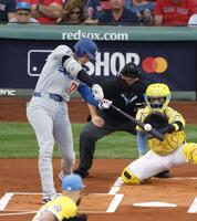 　１回、３８号となる先頭打者本塁打を放つ大谷（共同）