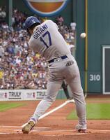 　１回、38号となる先頭打者本塁打を放つ大谷（共同）