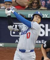 　１回、38号となる先頭打者本塁打を放つ大谷（共同）